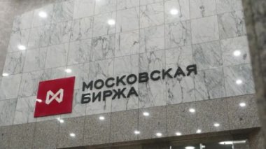 Moskova Menkul Kıymetler Borsası logo bürosu. Rus şirketinin gazete ticareti.