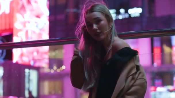 Beautiful young girl blonde walks around the night city – stockvideo