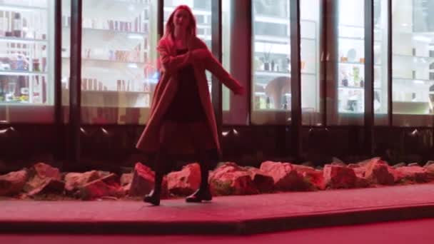 Beautiful young girl blonde walks around the night city — Wideo stockowe