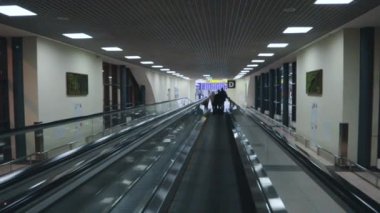 Havaalanının kalkış terminalindeki geçide ilerliyoruz. ulaşım