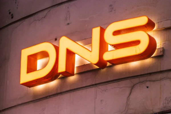 Dns mağaza logosu elektronik aletler mobil satış pazarı perakende satış cuma. Rusya, Saint-Petersburg, 31 Ocak 2022.