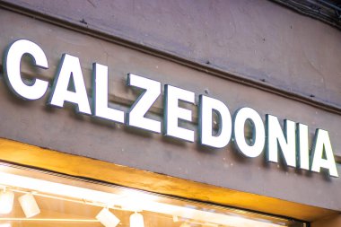 Calzedonia logosu marka alışveriş mağazası satış modasına uygun. Rusya, Saint-Petersburg, 31 Ocak 2022.