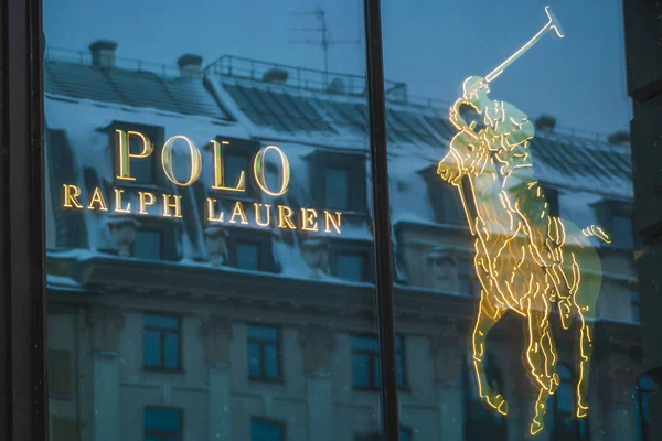 Polo Ralph Lauren marka logo at alışverişi. Konsept lüks. Rusya, Saint-Petersburg, 31 Ocak 2022.