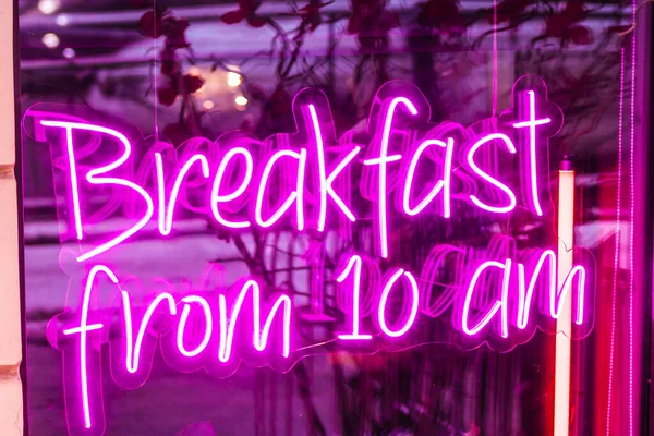 上午10时的早餐咖啡店霓虹灯招牌展示灿烂的营销效果 — 图库照片