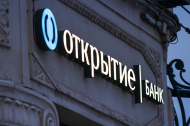 Bank otkritie açık amblem işareti. Rusya, Saint-Petersburg, 31 Ocak 2022.. 