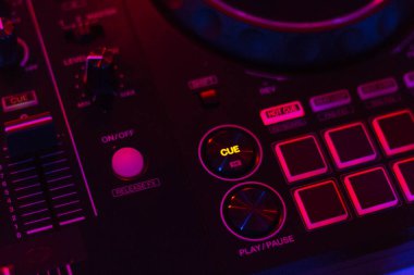  DJ ses parçalarını karıştır düğme pedlerini karıştır konsol karıştırma düğmesine bas. düşük orta yüksek frekanslar