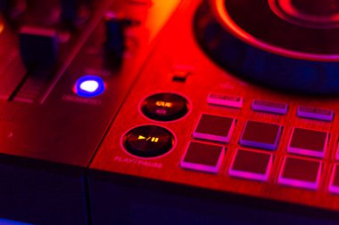  DJ ses parçalarını karıştır düğme pedlerini karıştır konsol karıştırma düğmesine bas. düşük orta yüksek frekanslar