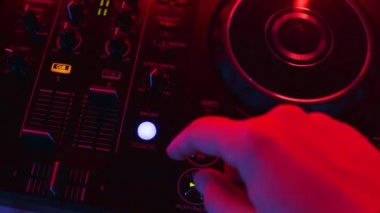 DJ ses parçalarını karıştır düğme pedlerini karıştır konsol karıştırma düğmesine bas. düşük orta yüksek frekanslar