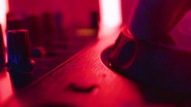 DJ ses parçalarını karıştır düğme pedlerini karıştır konsol karıştırma düğmesine bas. düşük orta yüksek frekanslar