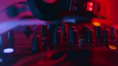 DJ ses parçalarını karıştır düğme pedlerini karıştır konsol karıştırma düğmesine bas. düşük orta yüksek frekanslar