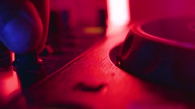 DJ ses parçalarını karıştır düğme pedlerini karıştır konsol karıştırma düğmesine bas. düşük orta yüksek frekanslar