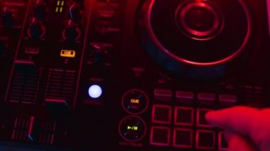 DJ ses parçalarını karıştır düğme pedlerini karıştır konsol karıştırma düğmesine bas. düşük orta yüksek frekanslar