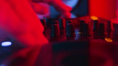 DJ ses parçalarını karıştır düğme pedlerini karıştır konsol karıştırma düğmesine bas. düşük orta yüksek frekanslar