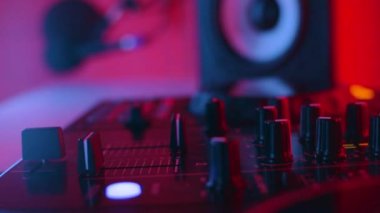 DJ ses parçalarını karıştır düğme pedlerini karıştır konsol karıştırma düğmesine bas. düşük orta yüksek frekanslar