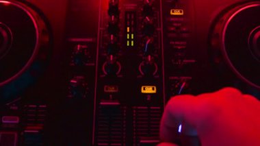 DJ ses parçalarını karıştır düğme pedlerini karıştır konsol karıştırma düğmesine bas. düşük orta yüksek frekanslar
