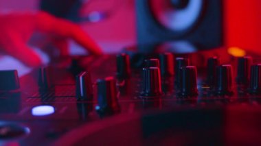 DJ ses parçalarını karıştır düğme pedlerini karıştır konsol karıştırma düğmesine bas. düşük orta yüksek frekanslar