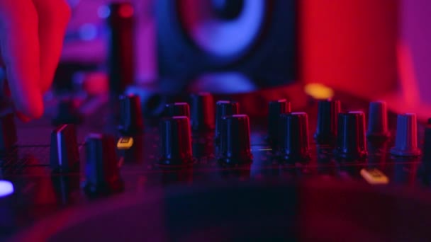 Mix Studio Pistas Audio Mezclando Botones Almohadillas Cubiertas Mezclando Consola — Vídeo de stock