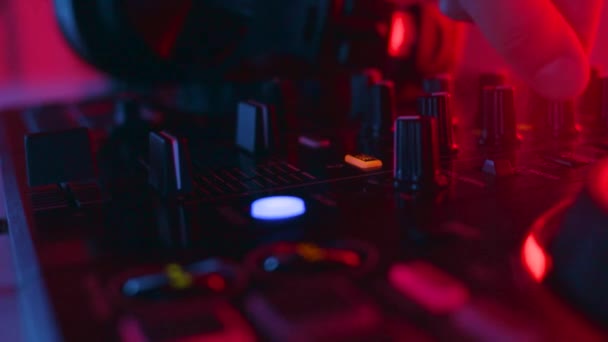 Djミックススタジオオーディオトラックミキシングボタンパッドデッキミキシングコンソール Pressボタンキューループ 低中高周波 — ストック動画
