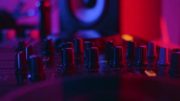 Mix Studio Faixas Áudio Misturando Botões Almofadas Decks Mixagem Console — Vídeo de Stock