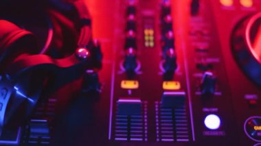DJ ses parçalarını karıştır düğmeleri karıştır güverteyi karıştır konsol frekanslarını karıştır