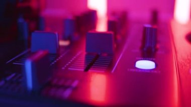DJ ses parçalarını karıştır düğmeleri karıştır güverteyi karıştır konsol frekanslarını karıştır