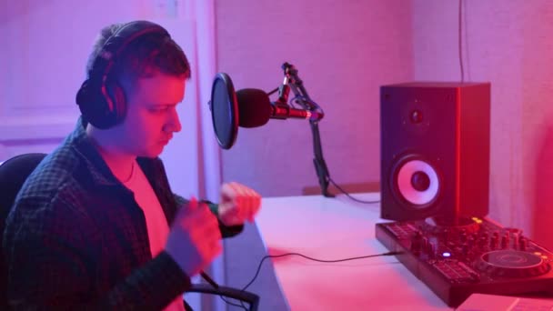 Звукорежиссёр в студии звукозаписи — стоковое видео