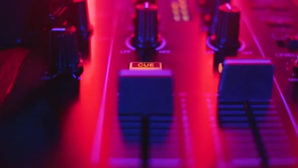 DJ mix studio piese audio de amestecare butoane tampoane punți de amestecare frecvențe consolă — Videoclip de stoc