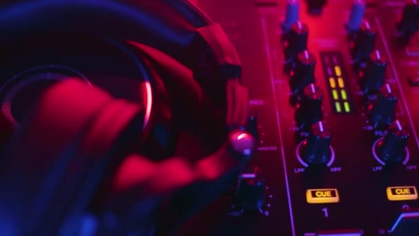 DJ mix studio pistas de audio mezclando botones almohadillas cubiertas mezclando frecuencias de consola — Vídeo de stock