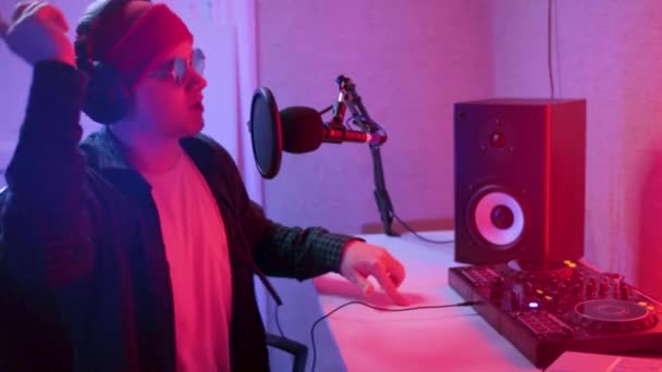Artista cantor rapper produtor musical dança estúdio de gravação de áudio — Vídeo de Stock