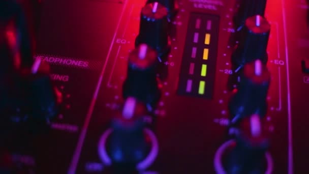 DJ mix studio faixas de áudio misturando botões almofadas decks misturando frequências de console — Vídeo de Stock
