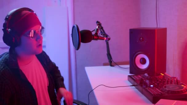 Artista cantante rapero música productor danzas estudio audio grabación — Vídeos de Stock