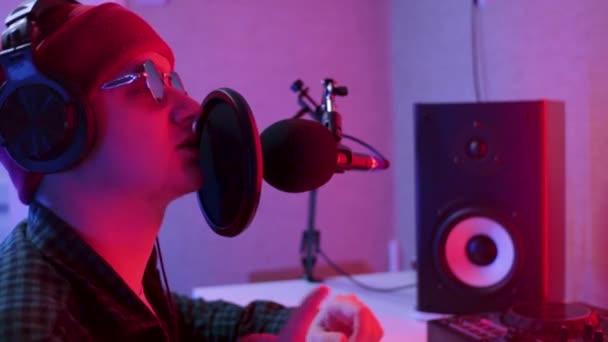Piosenkarz dźwięk nagrywanie muzyka studio głos twórczy talent — Wideo stockowe