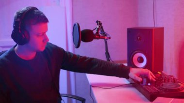 Ses mühendisi canlı müzik stüdyosunda. 