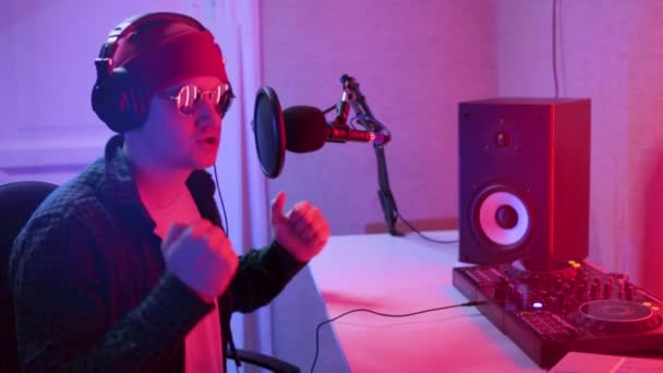 Künstler Sänger Rapper Musikproduzent tanzt Studio Audio-Aufnahme — Stockvideo