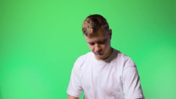 Joven Hombre Plancha Una Camisa Seria Independiente Croma Key Blanco — Vídeo de stock