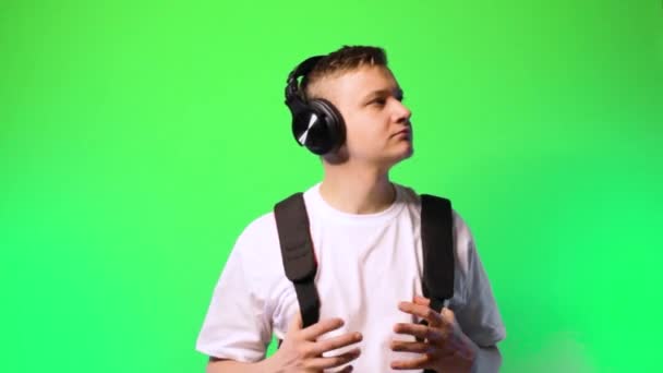 Jovem Homem Ouvir Música Estudante Esperar Dança Feliz Chromakey — Vídeo de Stock