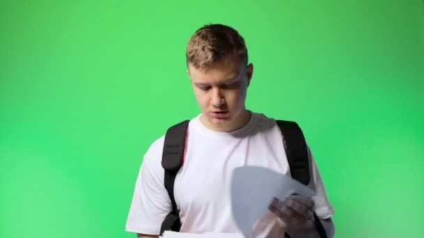Mladý Muž Student Spokojen Výsledky Tanec Šťastný Chromakey Test Projít — Stock video