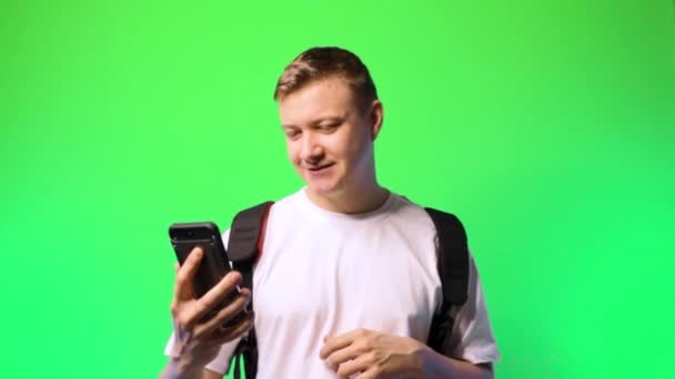 Genç Erkek Öğrenci Video Aracılığıyla Iletişim Kuruyor Flört Flörtleşmesi Kroma — Stok video