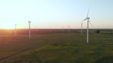Bulutsuz gökyüzü olan kırsal alandaki rüzgar türbinlerinin genel görüntüsü. çevre, sürdürülebilirlik, ekoloji, yenilenebilir enerji, küresel ısınma ve iklim değişikliği farkındalığı.