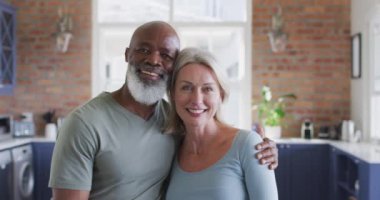 Evde gülümseyen yaşlı çiftlerin portresi. emekli çift yaşam tarzı konsepti