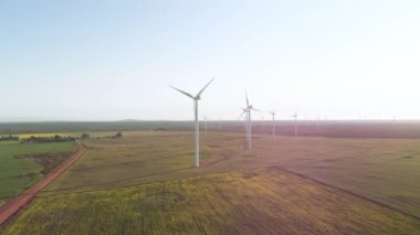 Bulutsuz gökyüzü olan kırsal alandaki rüzgar türbinlerinin genel görüntüsü. çevre, sürdürülebilirlik, ekoloji, yenilenebilir enerji, küresel ısınma ve iklim değişikliği farkındalığı.