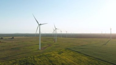 Bulutsuz gökyüzü olan kırsal alandaki rüzgar türbinlerinin genel görüntüsü. çevre, sürdürülebilirlik, ekoloji, yenilenebilir enerji, küresel ısınma ve iklim değişikliği farkındalığı.