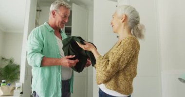 Yolculuk için bavul hazırlayan mutlu Kafkas çifti animasyonu. covid 19 salgını sırasında seyahat hazırlığı.