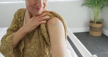 Aşıdan sonra alçı gösteren mutlu beyaz kadın animasyonu. covid 19 salgını sırasında üst düzey sağlık ve yaşam tarzı.