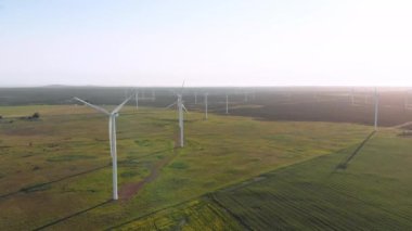Bulutsuz gökyüzü olan kırsal alandaki rüzgar türbinlerinin genel görüntüsü. çevre, sürdürülebilirlik, ekoloji, yenilenebilir enerji, küresel ısınma ve iklim değişikliği farkındalığı.