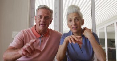 Kafkasyalı yaşlı çiftin görüntülü konuşma yaptığı bir animasyon. aktif ve sağlıklı emeklilik yaşam tarzı.