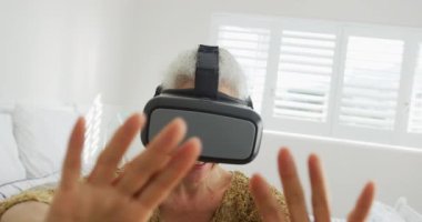 Kafkasyalı son sınıf kadınının vr kulaklık takıp eğlendiği animasyon. Evdeki teknolojiyi kullanarak eğlence ve keşif.