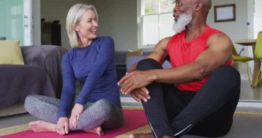 Evde birbirleriyle konuşan son sınıf melez bir çift. emeklilik ve aktif yaşlı yaşam tarzı konsepti