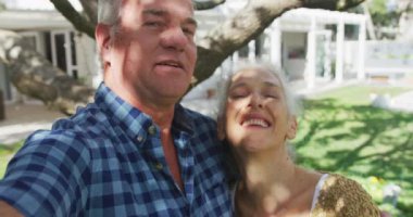 Kafkasyalı mutlu yaşlı çiftin evin önünde selfie çekmesi animasyonu. aktif ve sağlıklı emeklilik yaşam tarzı.