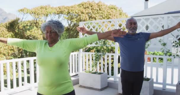 Animación Pareja Adultos Mayores Afroamericanos Relajados Que Practican Yoga Patio — Vídeos de Stock